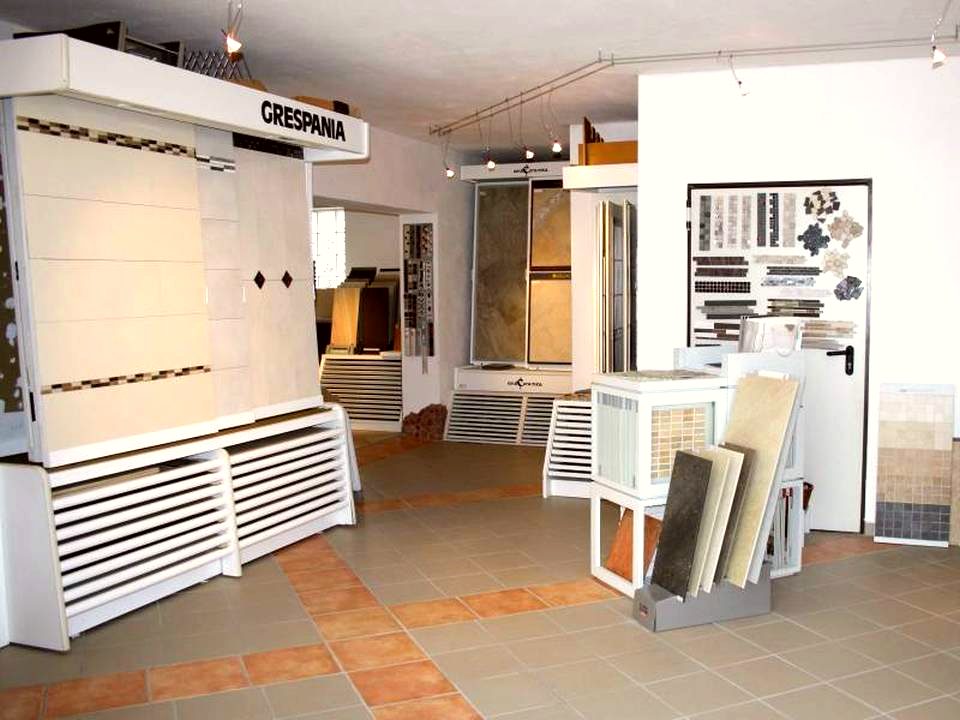 Blick in die Fliesen- und Naturstein-Ausstellung von Fliesen Hofbauer in Frontenhausen.